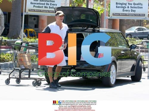 Tony Danza buys groceries in LA