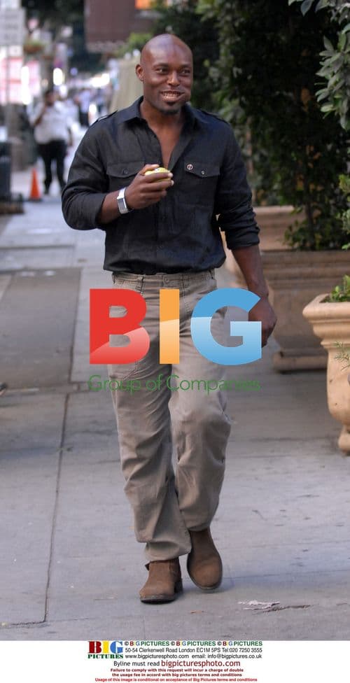 Milo Ventimiglia and Jimmy Jean-Louis on set of "Heroes" season 3