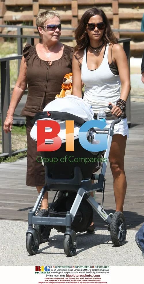 Halle Berry takes daughter to LA Zoo