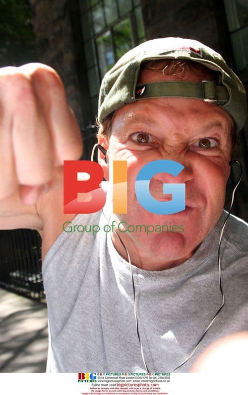 Steve Guttenberg loses temper with photographers