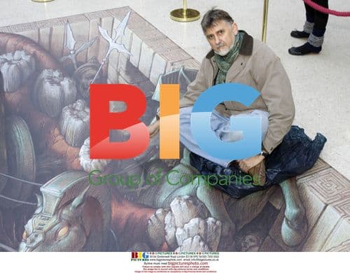 Artist Kurt Wenner draws at Waterloo station