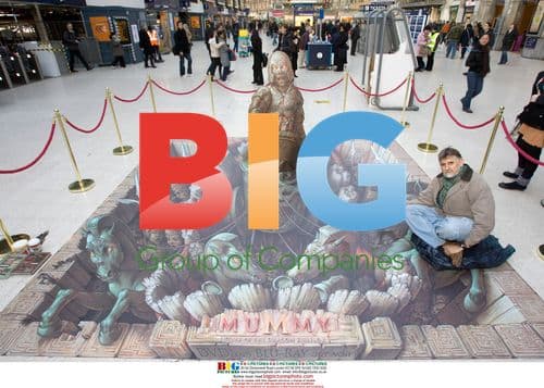 Artist Kurt Wenner drawing at Waterloo station