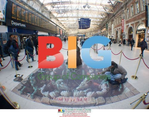 Artist Kurt Wenner draws at Waterloo station