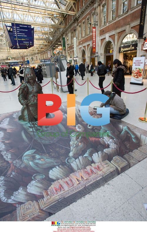 Artist Kurt Wenner draws at Waterloo station