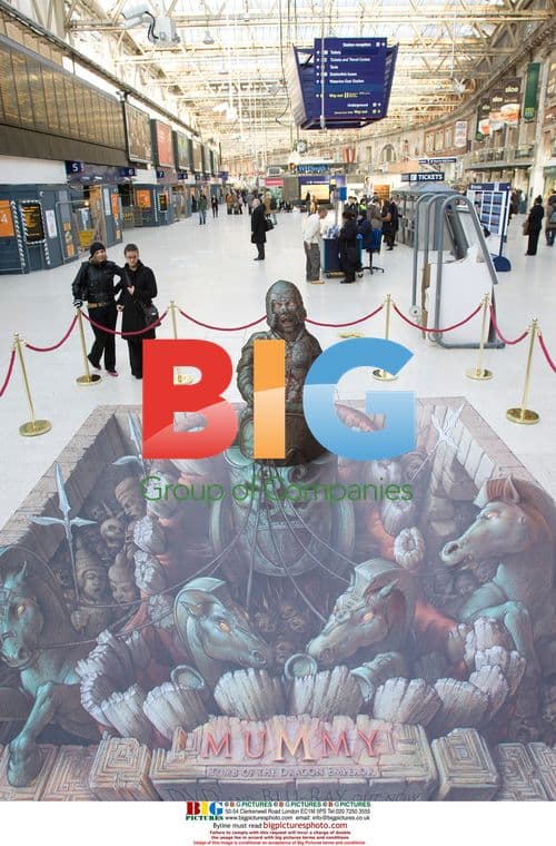 Artist Kurt Wenner draws for The Mummy 3 DVD launch