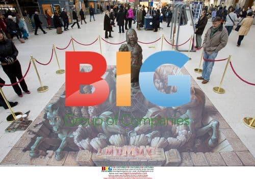 Artist Kurt Wenner draws at Waterloo station