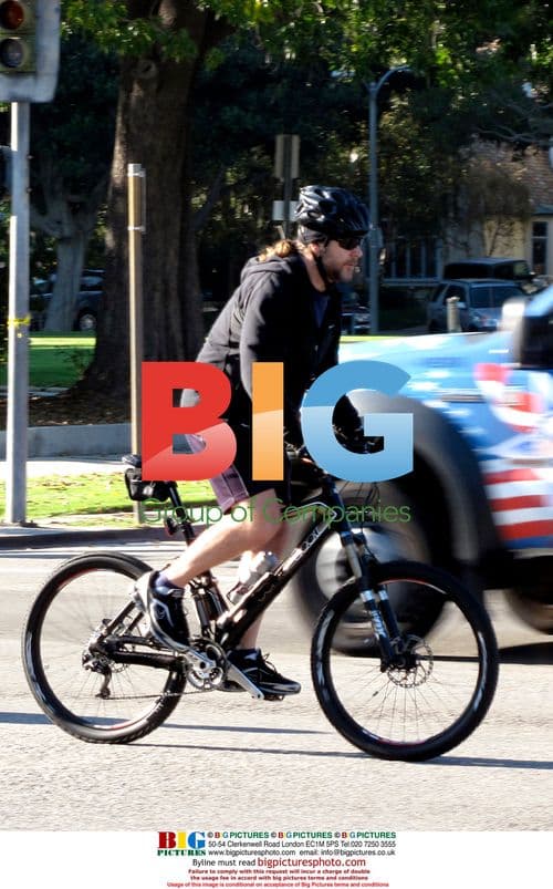 Russell Crowe cycles in Beverly Hills