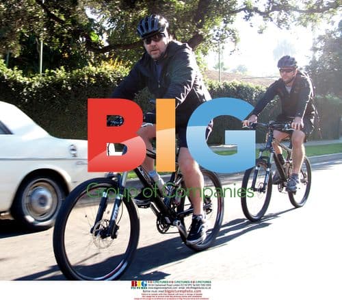 Russell Crowe cycles in Beverly Hills after lunch