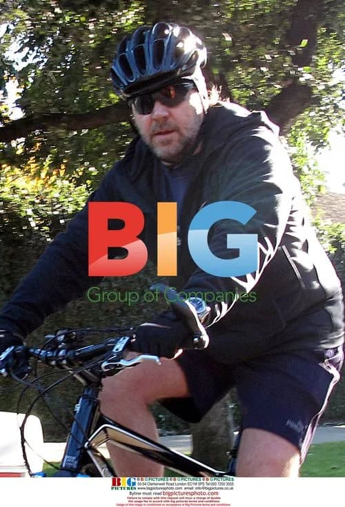 Russell Crowe cycles around Beverly Hills