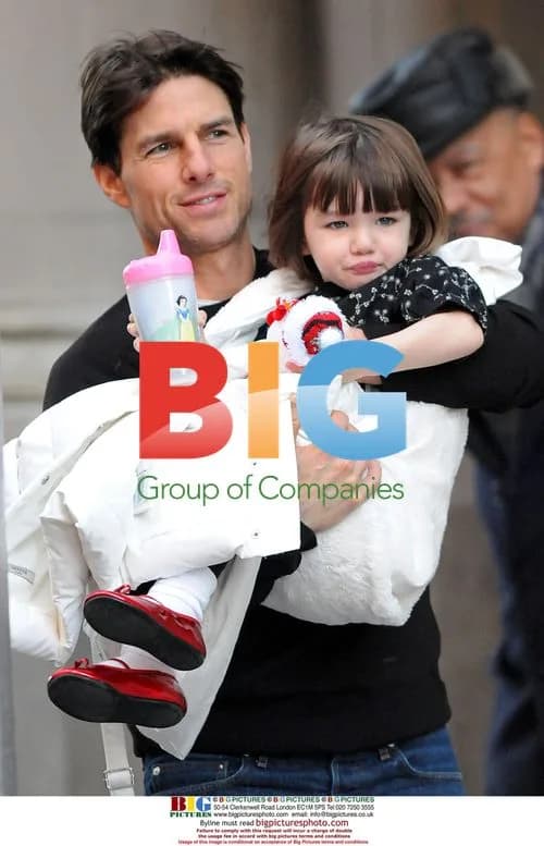 Tom Cruise carries daughter Suri