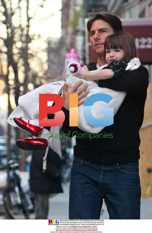 Tom Cruise carries daughter Suri from NYC home