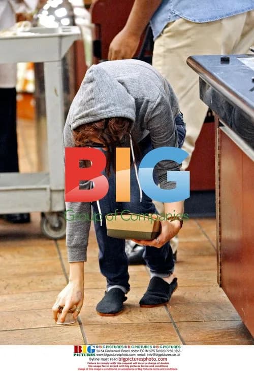 Kristen Stewart at Grocery Store Salad Bar