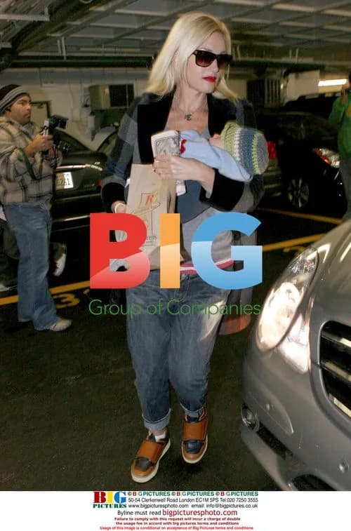 Gwen Stefani with sons leaving Doctor's appointment
