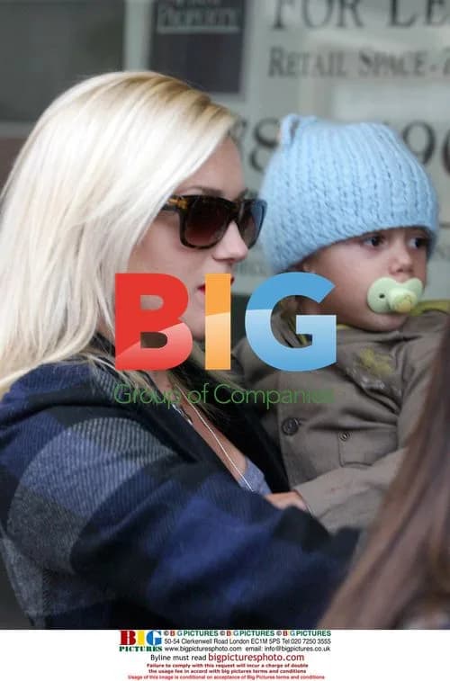 Gwen Stefani and sons leaving doctor