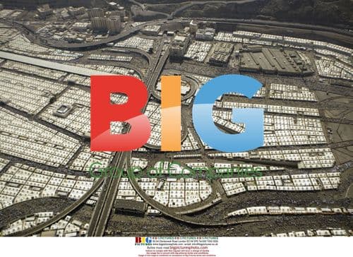 Muslim pilgrims in Mina valley ritual