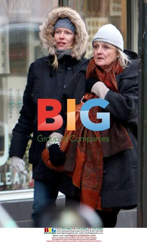 Naomi Watts goes shopping with mom