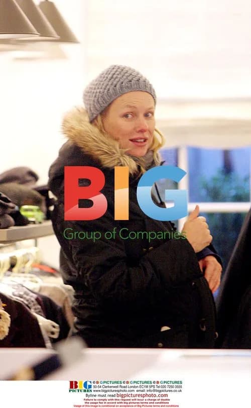 Naomi Watts Goes Shopping in NYC