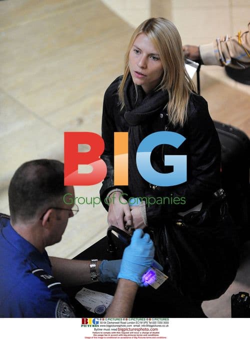 Claire Danes with luggage at check-in