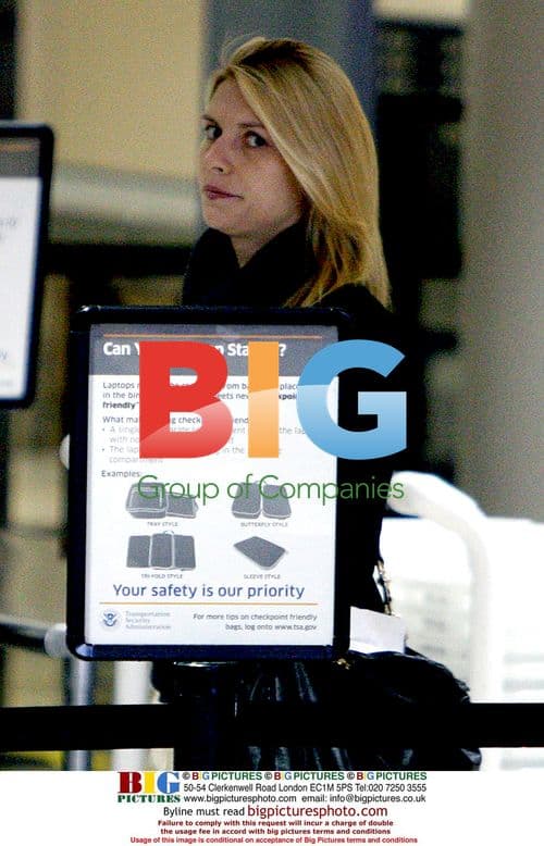Claire Danes Struggling with Luggage at Airport