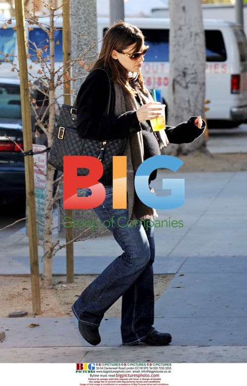 Jennifer Garner picks up daughter Violet