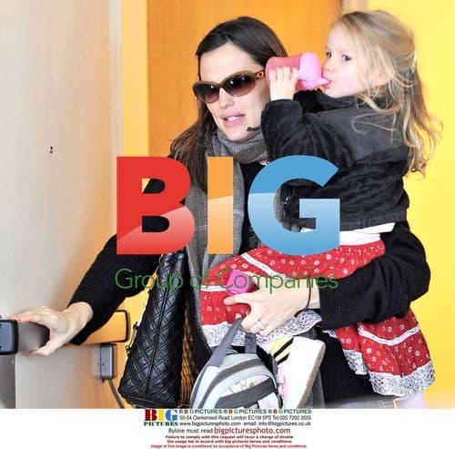 Jennifer Garner picks up daughter Violet