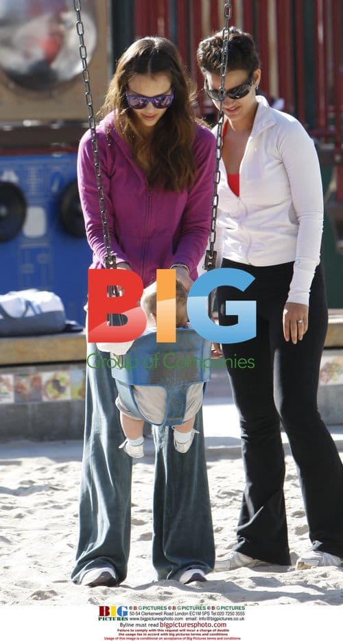 Jessica Alba & daughter Honor at Coldwater Canyon Park