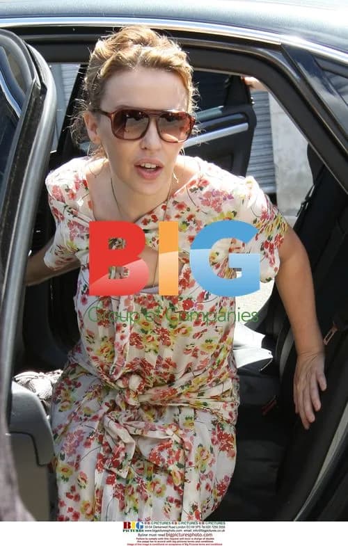 Kylie Minogue Enjoys Afternoon in Sydney