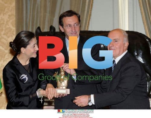 Ingrid Betancourt receives 'Pilgrims of Peace' award