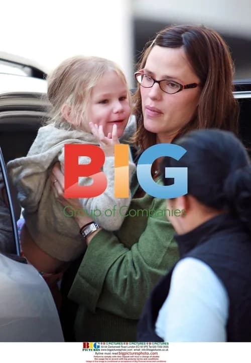 Jennifer Garner Picks Up Daughter Violet