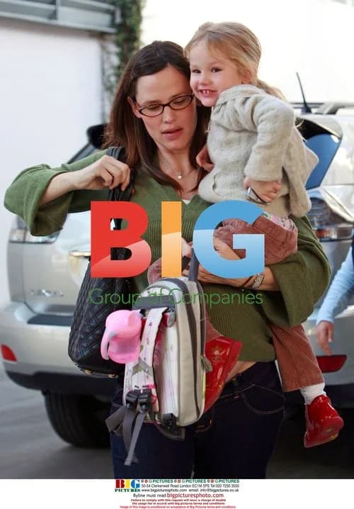 Jennifer Garner picks up daughter Violet