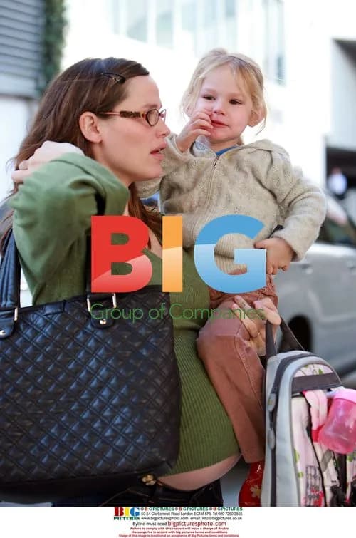 Jennifer Garner picks up daughter Violet