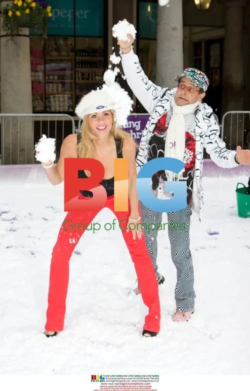 "I'm a Celeb" stars throw snowballs