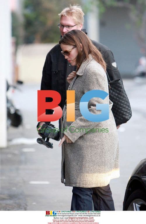 Actress Jennifer Garner picks up daughter Violet