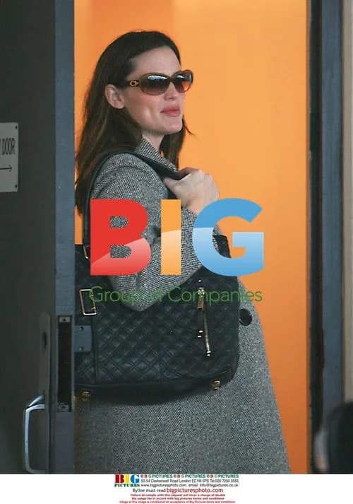 Jennifer Garner picking up daughter Violet