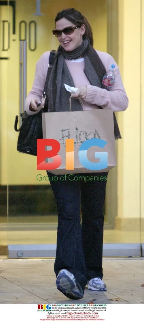 Pregnant Jennifer Garner shops at Flicka