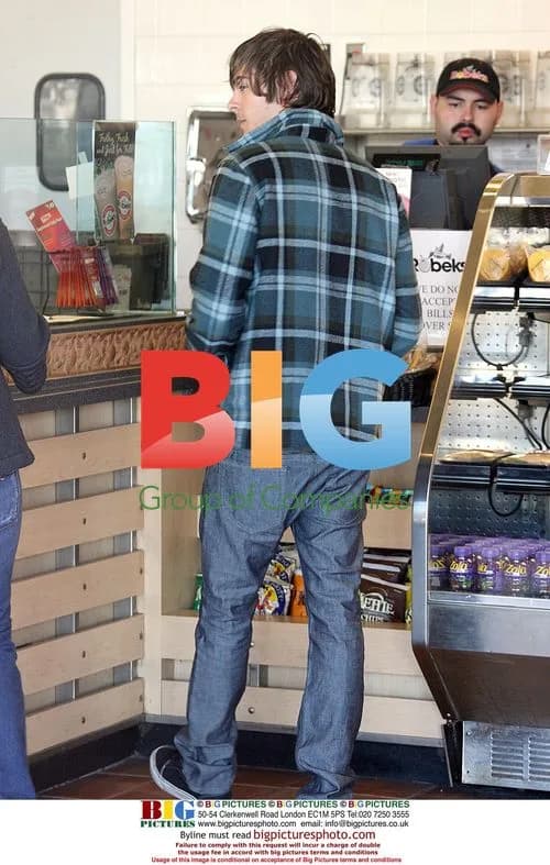 Zac Efron chats with fan at Robeks Juice