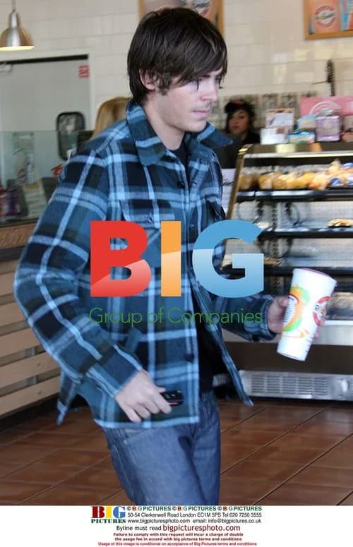 Zac Efron chats with fan at juice shop