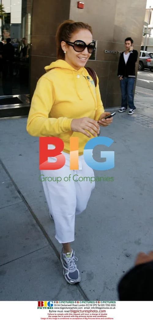 Jennifer Lopez goes shopping with mother