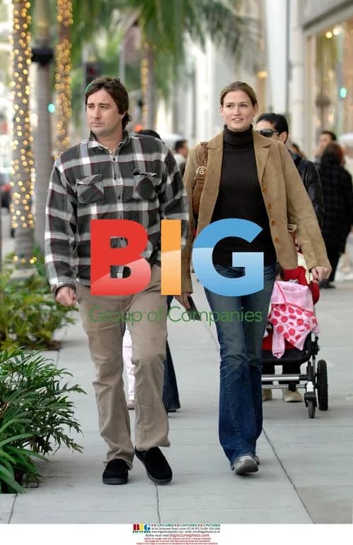 Luke Wilson and girlfriend Christmas shopping