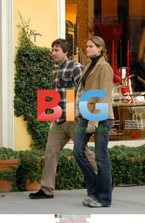 Luke Wilson and girlfriend go christmas shopping