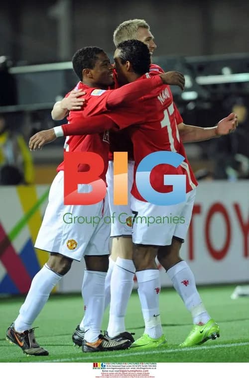 Darren Fletcher celebrates 4th goal with Evra and Nani