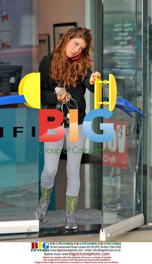 Shenae Grimes leaves gym, gets tan