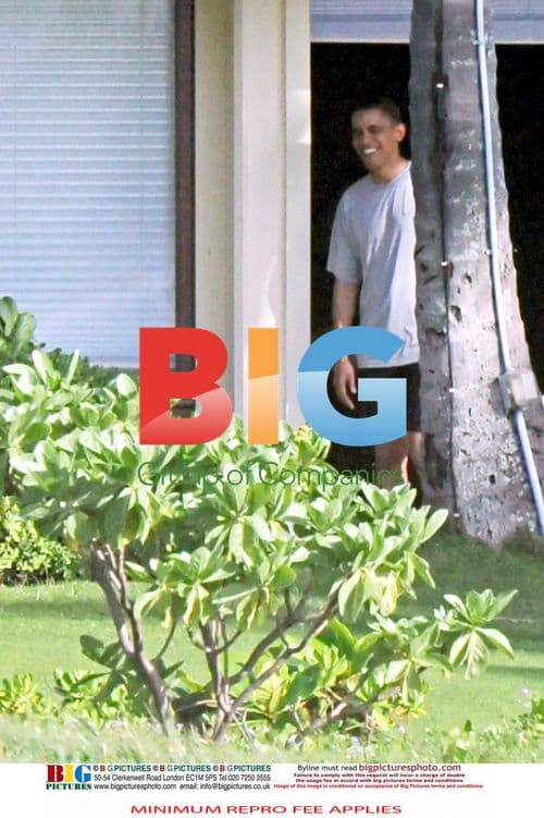 Obama Family Relaxes on Hawaii Vacation