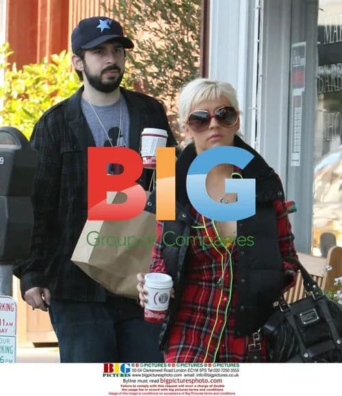 Christina Aguilera Christmas shopping with husband