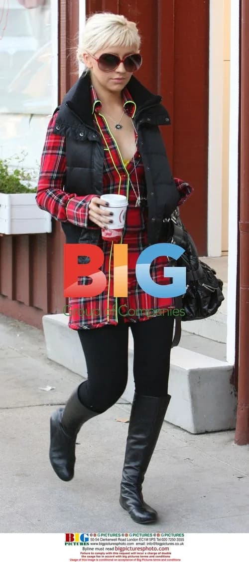 Christina Aguilera goes Christmas shopping