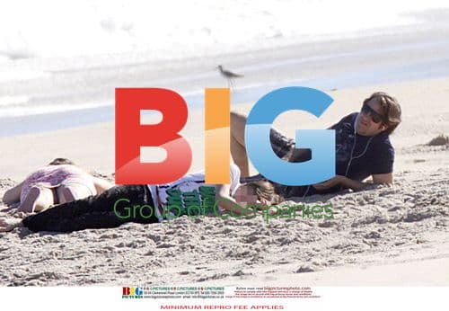 Jonathan Ross relaxes on the beach