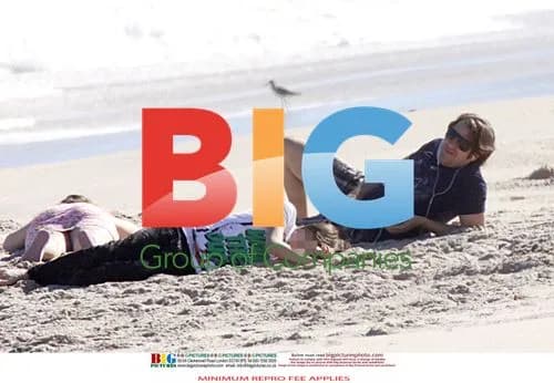 Jonathan Ross relaxes on the beach