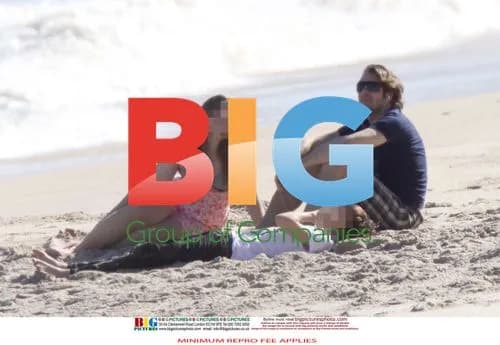 Jonathan Ross relaxes on the beach
