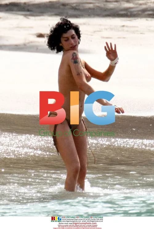 Amy Winehouse relaxes with mystery man