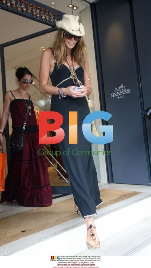 Elle Macpherson Shopping in Sydney